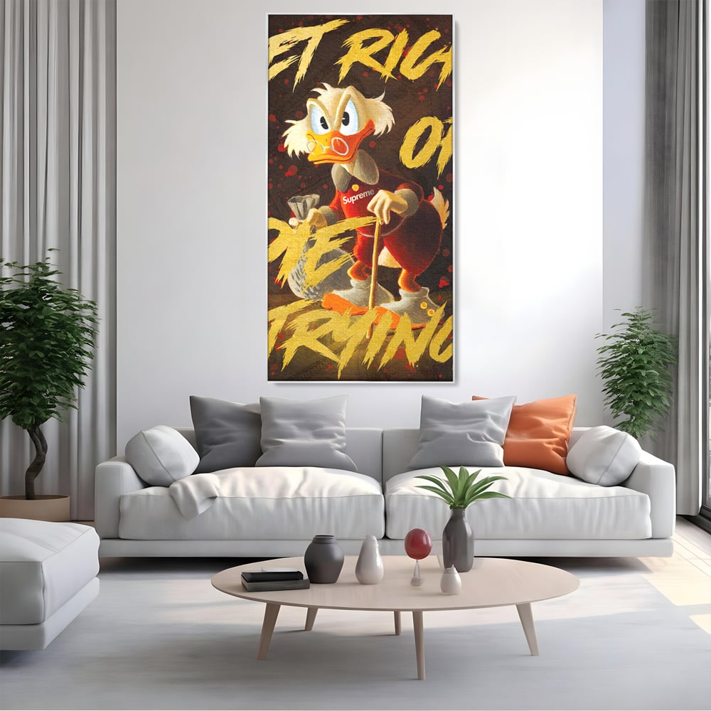 Tablou canvas cu tablou canvas cu scrooge mcduck, in rama de aluminiu argintiu, pe perete intr-un living